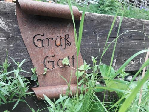 a rusty sign with the words girls creep in the grass at AlmFerienhaus Gaisegg am Klippitztörl in Klippitztorl