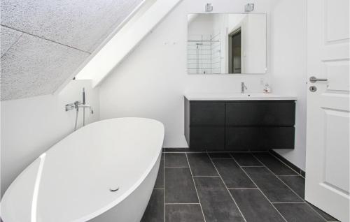 Un baño de Gorgeous Home In Samsø With Wifi
