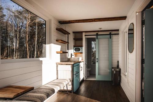 Kuchyň nebo kuchyňský kout v ubytování Hiawassee Glamping Container Treehouse