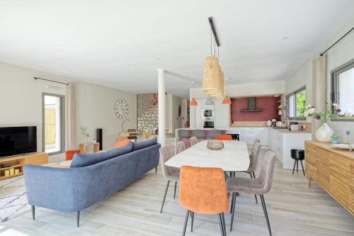 une cuisine et un salon avec une table et des chaises dans l'établissement Family house with private pool, à La Baule