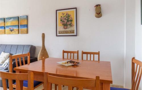 jadalnia z drewnianym stołem i krzesłami w obiekcie Gorgeous Apartment In Oropesa Del Mar w mieście Oropesa del Mar