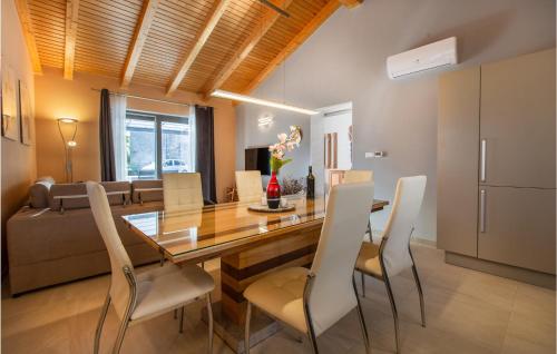 a kitchen and dining room with a table and chairs at 3 Bedroom Awesome Home In Divaca in Divača