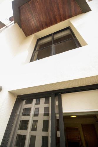 a facade of a building with a window at Apartamento Duplex Place Vendome! Moema, 58m2, Amplo, Conforto, Luxo! Servicos, Estacionamento, Internet, Metro! in Sao Paulo