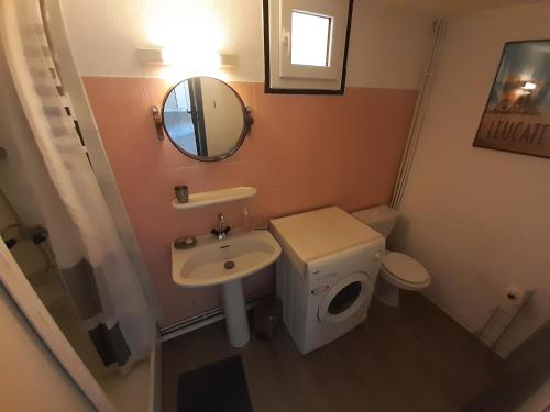 une petite salle de bain avec un lavabo et un miroir dans l'établissement Moderne T2 Mezzanine - 6 Pers. Près Plage et Port, Parking Privé, 36m², Terrasse - Port Leucate - FR-1-798-7, à Leucate