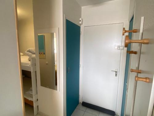 - une chambre avec une porte et un miroir dans l'établissement Port Leucate: T2 Alcove Climatisé, 6 Pers, Parking, Animaux bienvenus - FR-1-798-11, à Leucate