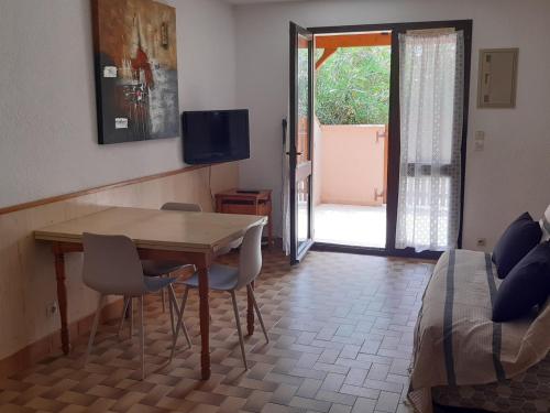 Photo de la galerie de l'établissement T3 37m² plain-pied, plage et centre proches, parking privé, 5/6 pers - FR-1-798-28, à Leucate