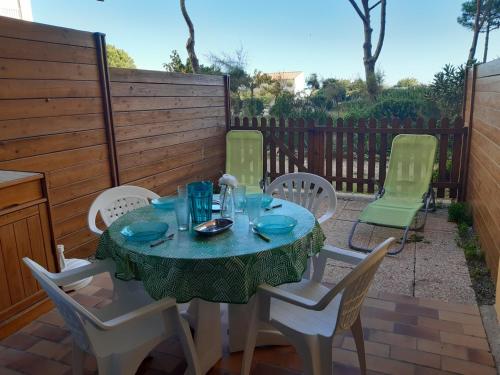 une table et des chaises assises sur une terrasse dans l'établissement T2 Rez-de-Chaussée, Plage d'Argos, Piscine, Accès Direct Plage, Parking, 4 Pers, Port Leucate - FR-1-798-30, à Leucate
