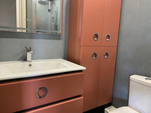 une salle de bain avec un lavabo et des toilettes dans l'établissement Villa T3 Climatisée à Port Leucate, 6 Pers, Proche Mer avec Parking Sécurisé - FR-1-798-33, à Leucate