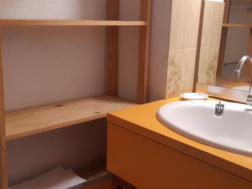 La salle de bains est pourvue d'un lavabo et d'un comptoir. dans l'établissement Beau Studio Cabine 4 Pers, 1er Étage, Vue Mer, Parking Port Leucate - FR-1-798-35, à Leucate