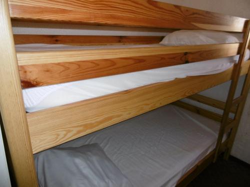 quelques lits superposés dans une chambre dans l'établissement Port Leucate T2 Cabine 4 pers, RDC surélevé, Terrasse Ouest, Parking privé, Proche mer, Équipé - FR-1-798-5, à Leucate