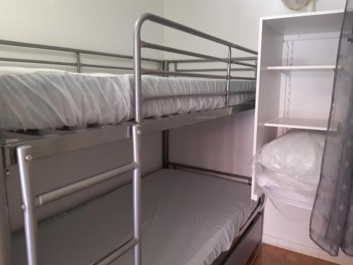 une chambre avec deux lits superposés dans l'établissement Villa Climatisée avec Mezzanine, Parking Sécurisé et Terrasse près du Lac Marin pour 4 Personnes - FR-1-798-42, à Leucate