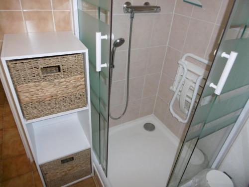 une salle de bain avec une douche avec une porte vitrée dans l'établissement Villa Climatisée avec Mezzanine, Parking Sécurisé et Terrasse près du Lac Marin pour 4 Personnes - FR-1-798-42, à Leucate