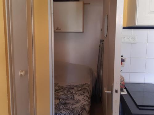 - une petite chambre avec un petit lit dans une cuisine dans l'établissement Villa Studio Climatisée 2/3 Pers. Port Leucate, Parking Sécurisé - FR-1-798-45, à Leucate