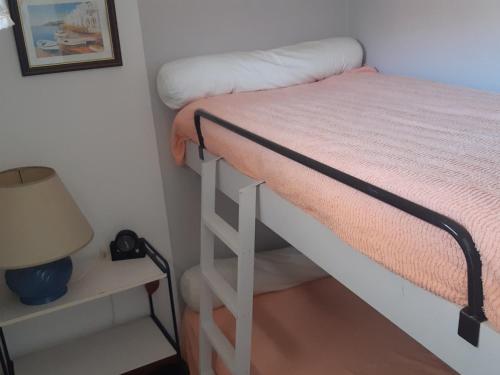 - une petite chambre avec des lits superposés et une lampe dans l'établissement T2 Cabine à Port Leucate, piscine, parking, proche plage - FR-1-798-8, à Leucate