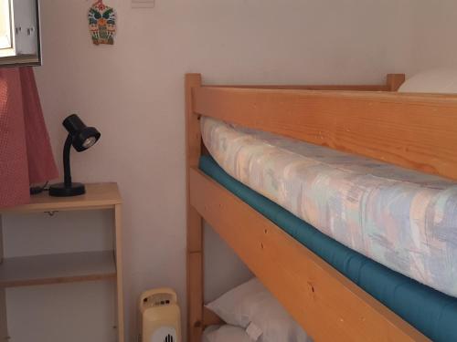- une chambre avec des lits superposés et une lampe dans l'établissement Studio cabine à Port Leucate, 4 pers, animaux admis, parking, accès direct à la mer - FR-1-798-19, à Leucate