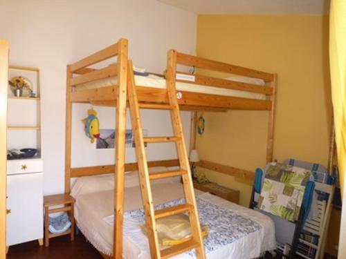 - un lit superposé avec une échelle dans une chambre dans l'établissement Charmant T2 climatisé à Port Leucate - Terrasse, Parking, Proche Mer, Animaux Bienvenus - FR-1-798-24, à Leucate