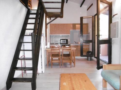 une cuisine avec un escalier en colimaçon dans une pièce dans l'établissement T2 Mezzanine Rénové à Port Leucate - Plage/Port à Pied, Parking Privé, Animaux Bienvenus - FR-1-798-26, à Leucate