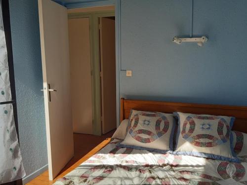 une chambre avec un lit avec deux oreillers dessus dans l'établissement Charmante Villa T3 Mezzanine Climatisée avec Piscine et Parking Privé - 6 Pers., Port Leucate - FR-1-798-41, à Leucate