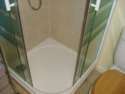 une petite salle de bain avec douche et toilettes dans l'établissement Port Leucate: Charmante Villa 4 Pers. Proche Lac, Terrasse, Parking, Animaux Acceptés - FR-1-798-49, à Leucate