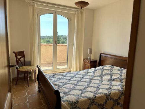 une chambre avec un lit et une grande fenêtre dans l'établissement Villa calme avec piscine privée, parking, 3 chambres, pour 6 à Bormes-les-Mimosas - FR-1-251-837, à Bormes-les-Mimosas