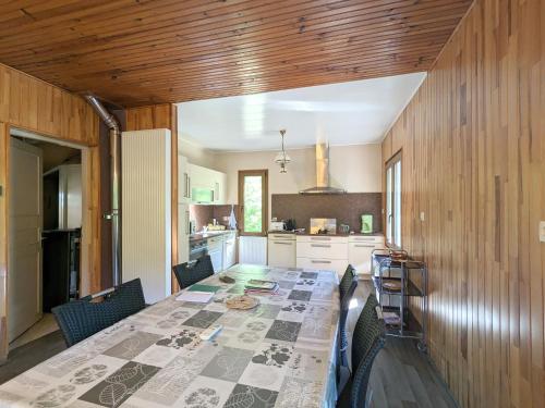 une cuisine avec une table avec des chaises et une salle à manger dans l'établissement Île privée en Berry, nature et pêche, chauffage central - FR-1-591-593, à Le Menoux