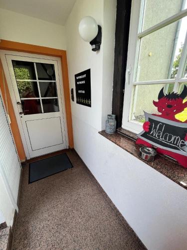 a room with a white door and a window at Neue Ferienwohnung in Warnstedt mit Garten, Grill und Terrasse in Thale