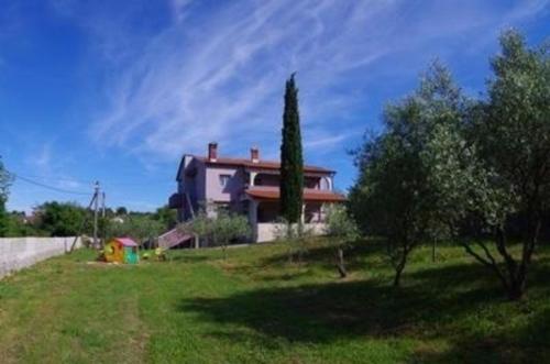 Ferienwohnung in Rakalj mit Grill und Garten