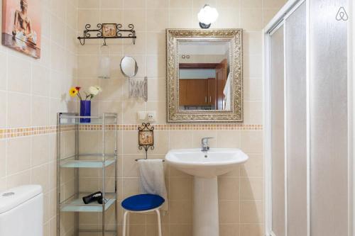 a bathroom with a sink and a mirror at Apartamento La Higuera in Las Lagunas