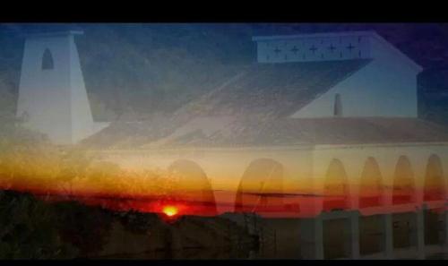 Η ανατολή ή δύση του ηλίου όπως φαίνεται από αυτή η εξοχική κατοικία ή από εκεί κοντά