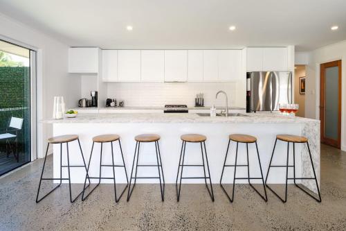 Dapur atau dapur kecil di Wurtulla Beachside Family Haven, Steps to the Sea & Pool