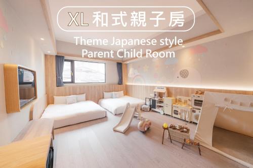 a room with two beds and a room with a parent child room at Hotel Liyaou in Chiayi City