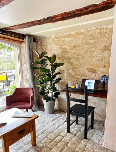un bureau avec un bureau, une chaise et une table dans l'établissement Sous la glycine, à Sarrazac
