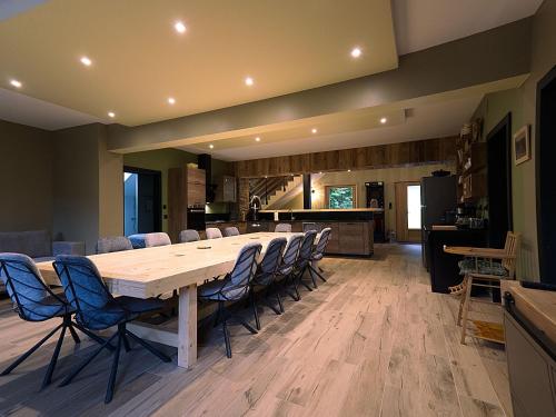 une grande salle à manger avec une longue table et des chaises dans l'établissement Chalet familial avec salle de jeux et spa, près de Gérardmer, pour 15 pers. - FR-1-589-647, à Ban-sur-Meurthe-Clefcy