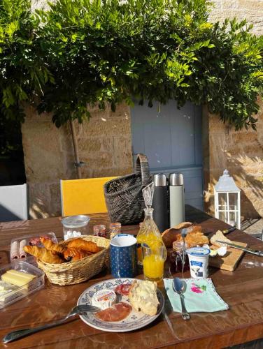 Ein Tisch mit einem Haufen Essen drauf. in der Unterkunft Sous la glycine in Sarrazac