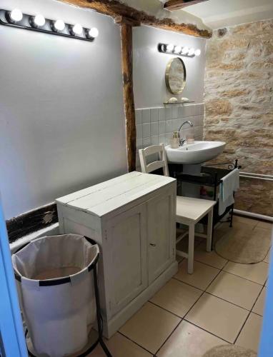 une salle de bain avec un lavabo et des toilettes et un lavabo dans l'établissement Sous la glycine, à Sarrazac