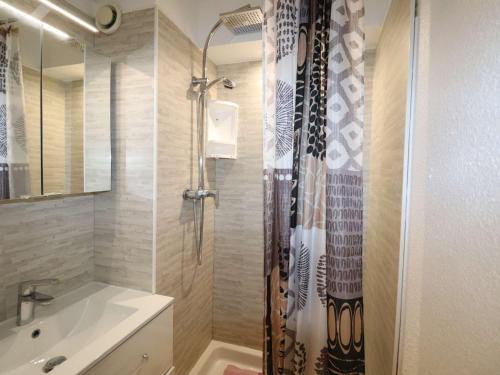 une salle de bain avec douche et lavabo dans l'établissement Studio Cabine avec Piscine à 500m de la Plage au Grau-du-Roi - FR-1-307-268, à Cabrerolles