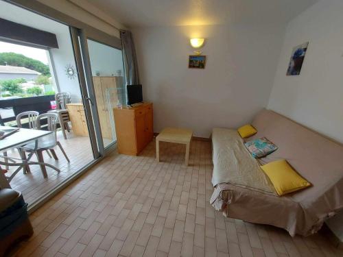 une chambre avec un lit et une table et une salle à manger dans l'établissement Studio Cabine Lumineux avec Piscine, Parking et Loggia au Grau d'Agde - FR-1-423-310, au Grau-dʼAgde