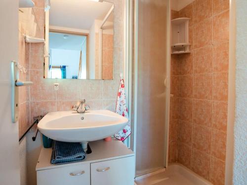 une salle de bain avec un lavabo et une douche dans l'établissement Charmant Pavillon T2 Mezzanine avec Terrasse et Parking, Proche Plage et Commerces - FR-1-409-269, à Gruissan