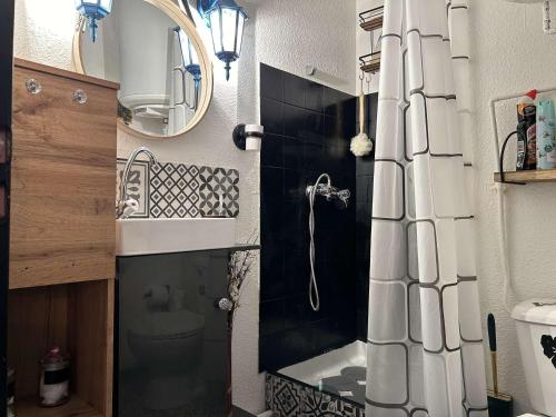 La petite salle de bains est pourvue d'une douche et d'un lavabo. dans l'établissement Appartement T2 avec balcon, parking, à 800m plage – St Pierre la Mer - FR-1-229D-141, à Fleury