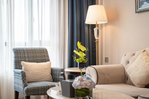Hotel Indigo Shenzhen Overseas Chinese Town by IHGにあるシーティングエリア