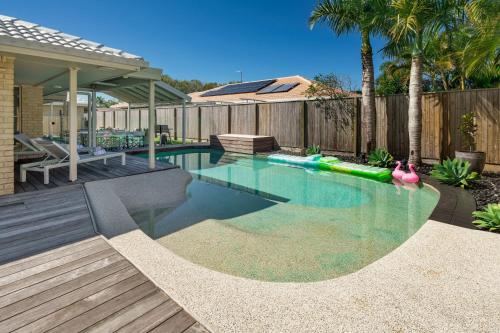 Kolam renang di atau dekat dengan Wurtulla Beachside Family Haven, Steps to the Sea & Pool