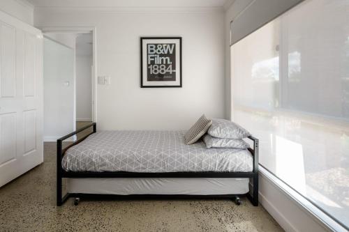 Katil atau katil-katil dalam bilik di Wurtulla Beachside Family Haven, Steps to the Sea & Pool