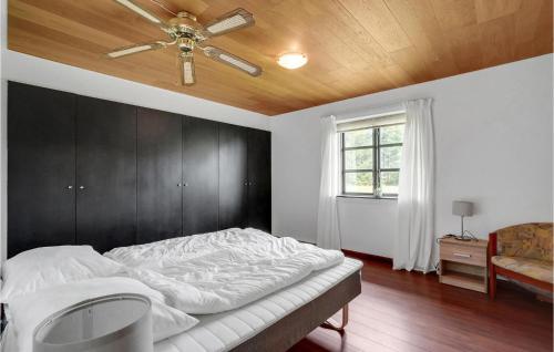Una cama o camas en una habitación de Gorgeous Home In Hanstholm With Kitchen