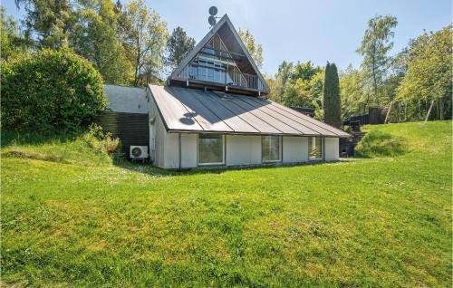 una casa con un tetto piramidale in cima di Nice Home In Ebeltoft With Sauna a Ebeltoft