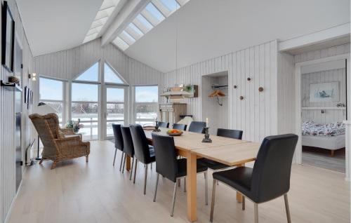 una sala da pranzo con tavolo e sedie di Four-Bedroom Holiday Home In Tarm a Tarm