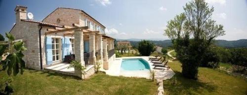 Πισίνα στο ή κοντά στο Hochwertig ausgestattete Ferienvilla mit großem Garten- und Poolbereich