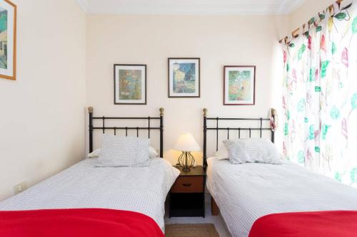 dos camas sentadas una al lado de la otra en un dormitorio en Apartamento Maya, en La Laguna