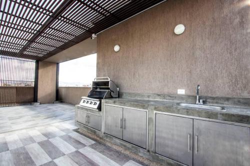 Chapinero Balcón fast Wifi Bares LGBTQ Theatron في بوغوتا: مطبخ كبير مع موقد ومغسلة