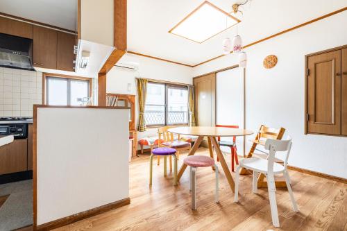 a kitchen and dining room with a table and chairs at Popotel 2 NIKAI in Matsumoto