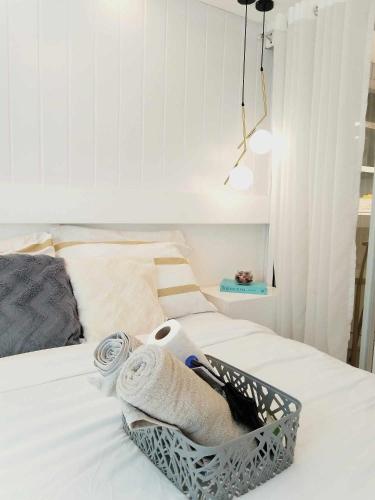 Letto o letti in una camera di Azure Paranaque Staycation by The Lush - Bahamas